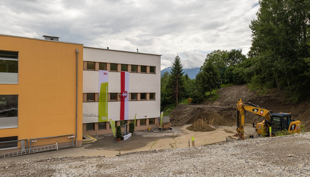 Der Zubau deckt den Mehrbedarf an Raum und integriert die ausgelagerten Kindergartengruppen wieder in den Campus.