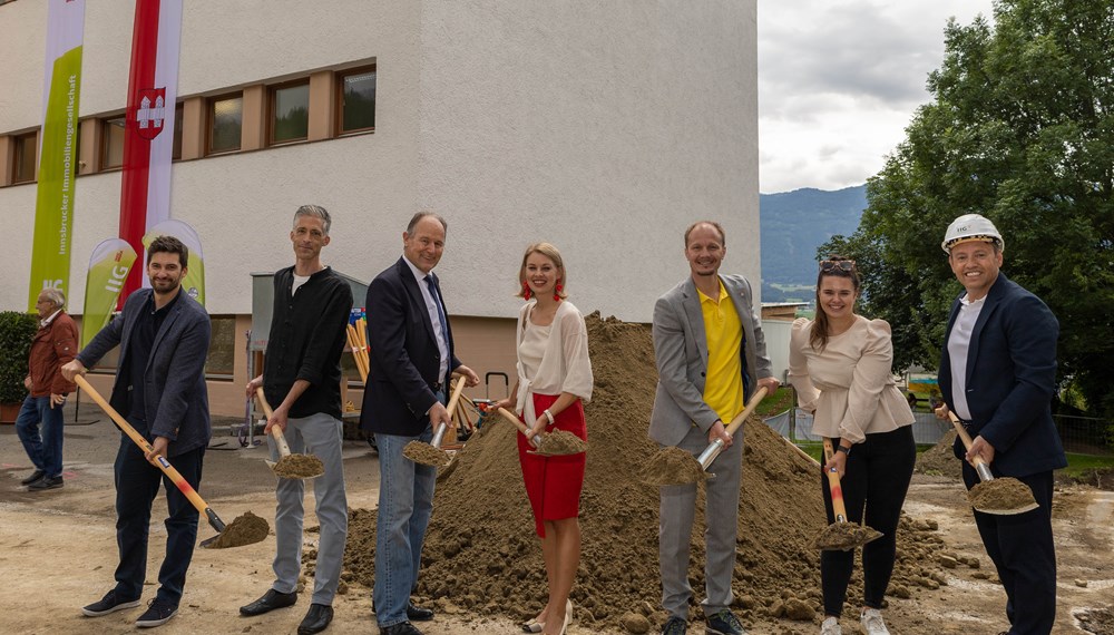 Freuen sich über den Baustart (v.l.n.r.): Tobias Huter (Geschäftsführer Huter & Söhne), Architekt Mario Gasser, Franz Pegger (Vorsitzender des Aufsichtsrates, IIG), Vizebürgermeisterin Elisabeth Mayr, Bürgermeister Johannes Anzengruber, Klubobfrau GRin Julia Payr (Ausschussvorsitzende für Stadtentwicklung, Wohnbau und Projekte) und Geschäftsführer Franz Danler (IIG).