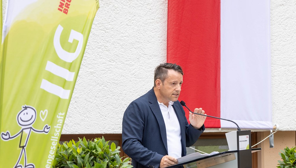 Im Rahmen des Spatenstichs bedankt sich IIG-Geschäftsführer Danler bei allen Beteiligten und erläutert die ökologischen Baumaßnahmen des Großprojekts.