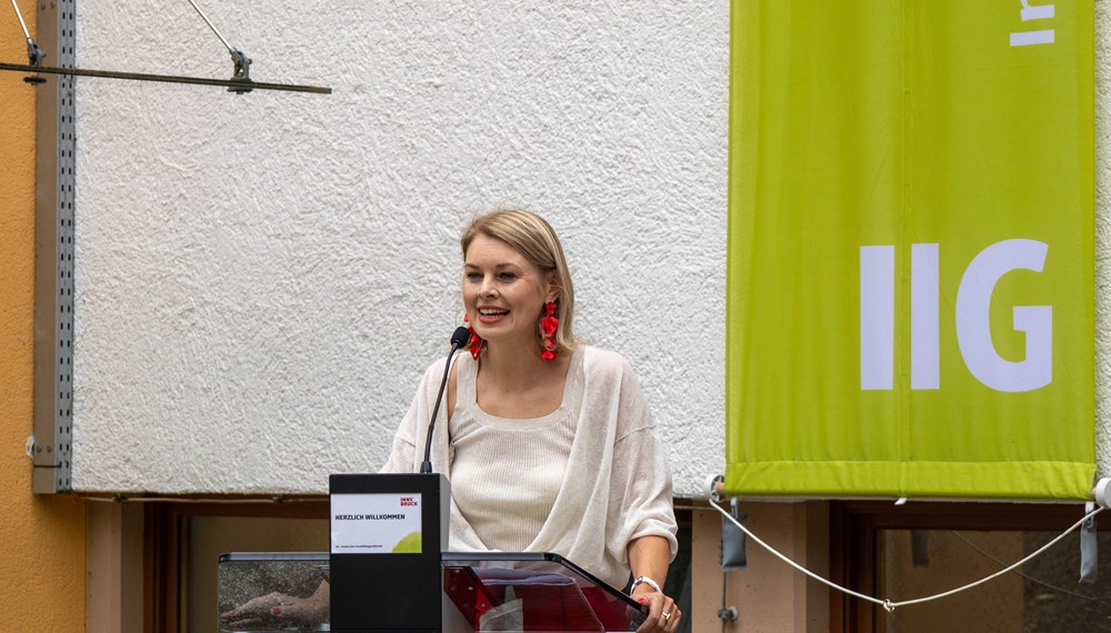 Die für Bildung zuständige Vizebürgermeisterin Mayr freut sich, dass am Campus Arzl zukünftig mehr Platz für den Mittagstisch und die ganztägige Betreuung zur Verfügung steht.