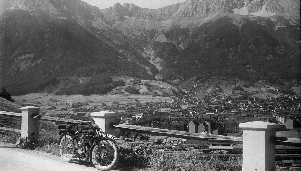 Motorrad auf der Brennerstraße, ca. 1930
