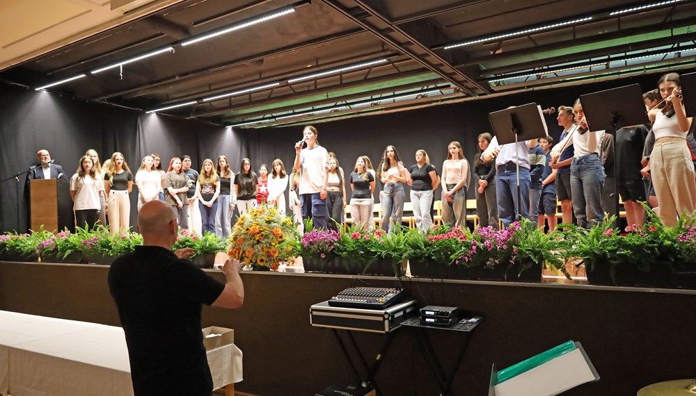 Das Vokalensemble der Klassen 4a und 4b sowie das Orchester der Musikmittelschule sorgten für musikalische Untermalung der Feier.