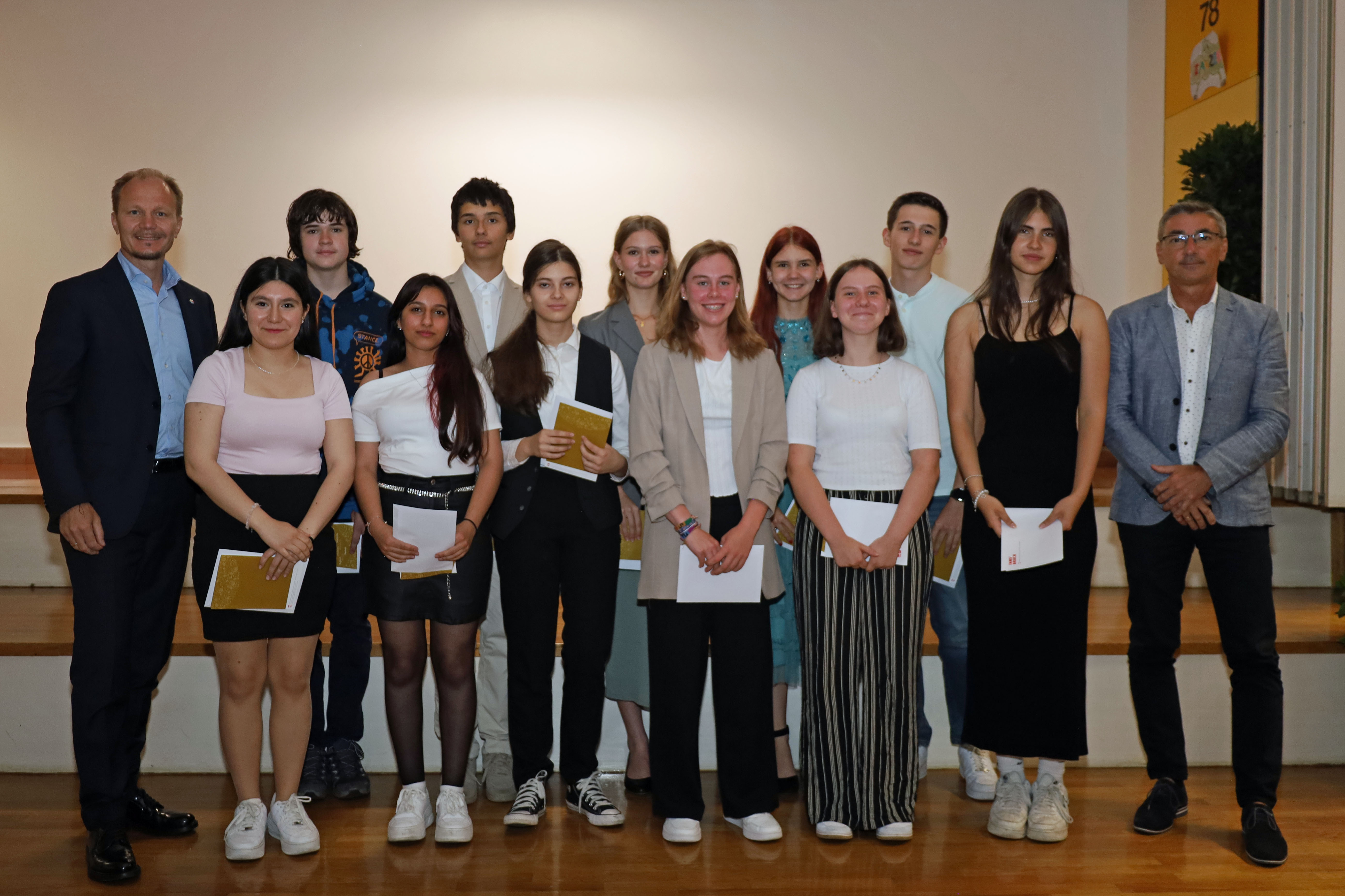 Bürgermeister Johannes Anzengruber (l.) und Schulqualitätsmanager Dietmar Meinschad (r.) mit den ausgezeichneten SchülerInnen der Mittelschule Ilse-Brüll-Gasse.