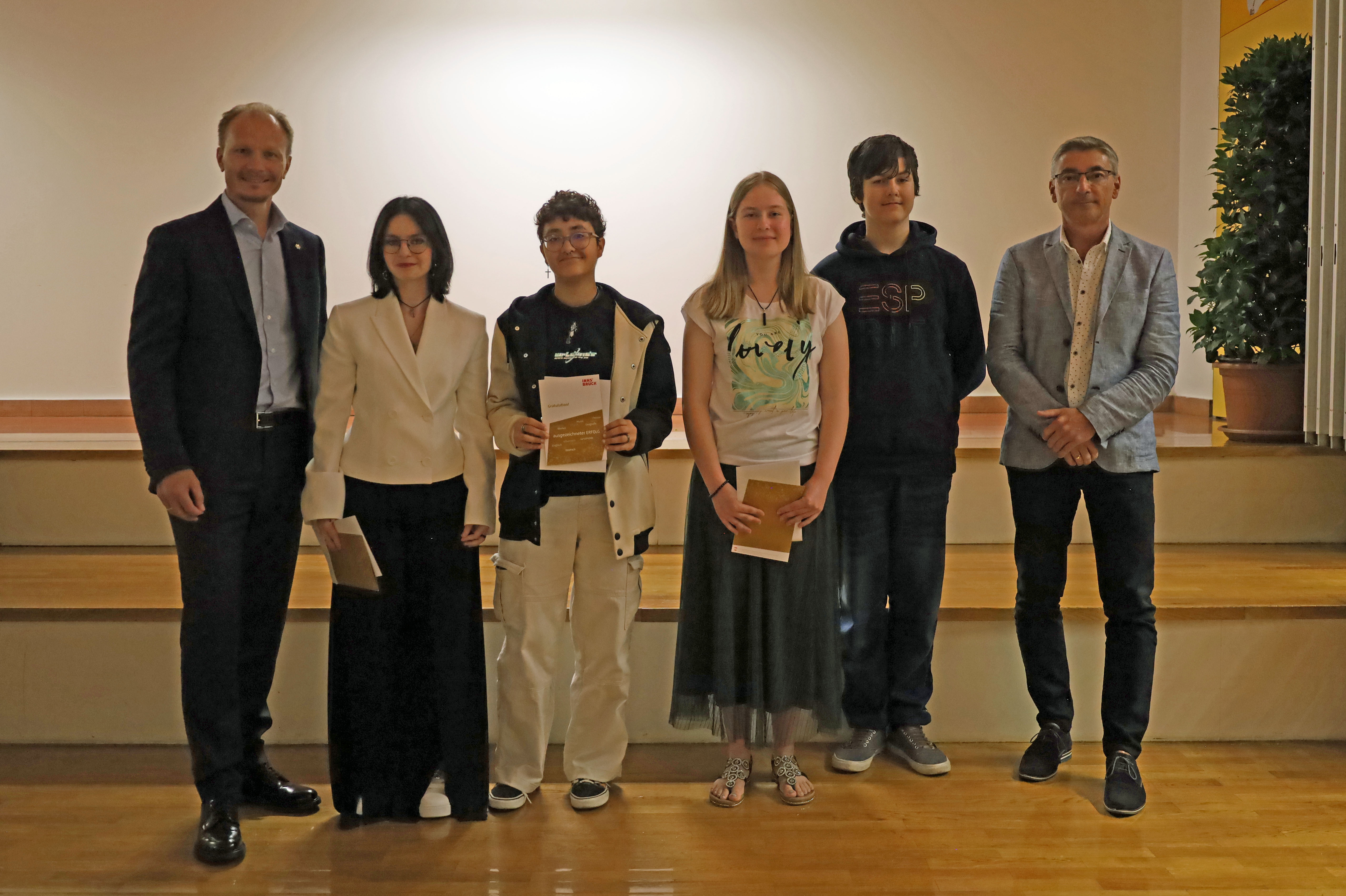 Bürgermeister Johannes Anzengruber (l.) und Schulqualitätsmanager Dietmar Meinschad (r.) mit den ausgezeichneten SchülerInnen der Daniel-Sailer-Schule.