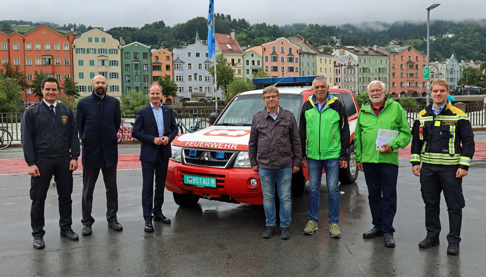 Bei der Übergabe des Fahrzeugs (v.l.): Branddirektor Helmut Hager, HBI Lukas Bitterlich (Altkommandant FF Reith i. A.), Bürgermeister Johannes Anzengruber, HBI Alois Gschösser (Altkommandant FF Reith i. A.), Koordinator Peter Logar (Land Tirol), Projektinitiator Magnus Bitterlich (Feuerwehrarzt i. R.) und Offizier Manuel Schieferle.