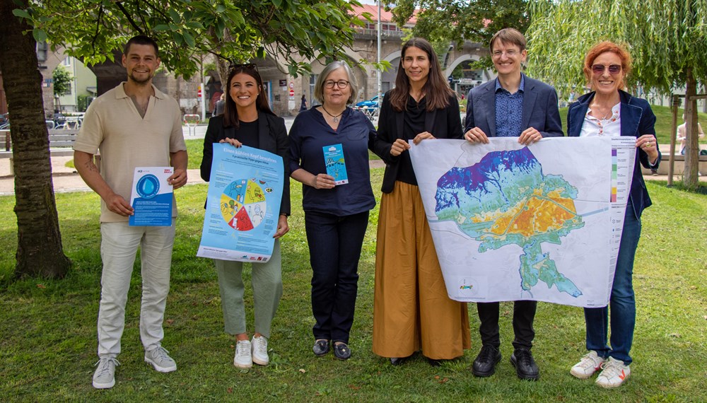 (v.l.): Yannick Pütz (Amt Klimaneutrale Stadt), Juliane Humer (tirol kliniken), Sabine Scholl-Bürgi (tirol kliniken), Stadträtin Janine Bex, Amtsvorstand Michael Deflorian (Amt Klimaneutrale Stadt) und Christine Schermer (Amt Klimaneutrale Stadt) stellen den gemeinsamen Aktionsplan gegen die Auswirkungen der Hitze vor