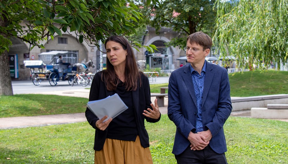 Stadträtin Janine Bex (l.) und Amtsleiter Michael Deflorian (Amt Klimaneutrale Stadt) stellen die gemeinsame Initiative im Messepark vor.