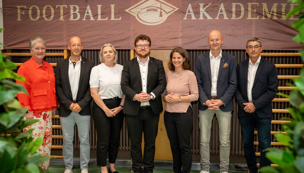 Gratulierten den AbsolventInnen herzlichst zum Abschluss (v. l.): Direktorin MS Hötting-West Sabine Rainer, Leiter Football Akademie Daniel Dieplinger, Sportausschussvorsitzende Nicole Heinlein, Klubobmann Gemeinderat Benjamin Plach, Bildungsausschussvorsitzende Karoline Obitzhofer, Amtsvorstand Bildung und Schule Werner Leithmayer, Schulqualitätsmanager Dietmar Meinschad.