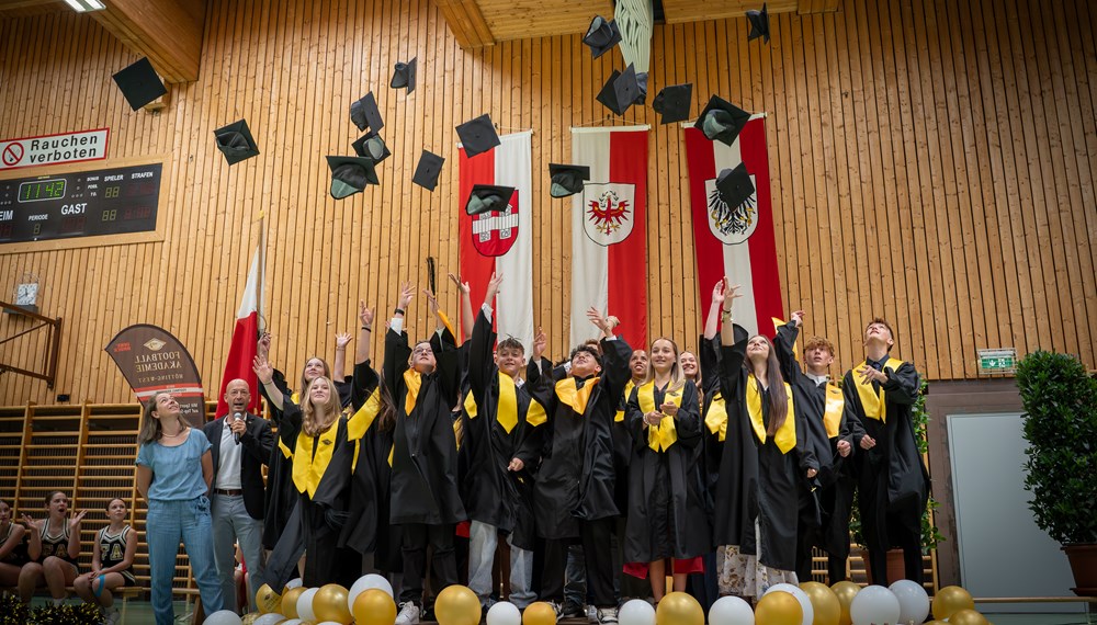 Die 19 AbsolventInnen beim traditionellen Hütewerfen.