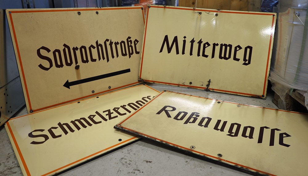 Rund 76 historische Straßentafeln stehen zum Verkauf. Schnell sein lohnt sich, denn die Zeitdokumente sind heiß begehrt.