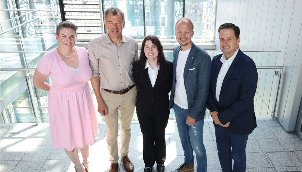 Nicole Bischone (m.) ist die diesjährige Stipendiatin der UNO Summer School – Bürgermeister Johannes Anzengruber (2.v.r.), Vizebürgermeister Georg Willi (2.v.l.) sowie die beiden VertreterInnen der UNO, Ryan Bell (Director of Experiential Learning and Study Away, l.) und Scott Pentzer (Assistant Provost for International Education, r.), gratulieren herzlich.