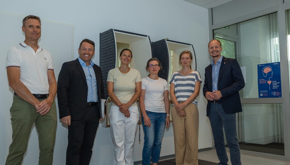 BU: Die Erweiterung der Arztpraxis in der Schützenstraße verbessert die medizinische Versorgung im Stadtteil O-Dorf. (v. l. n. r.): Bernhard Matt (IIG-Geschäftsbereich Objektmanagement), IIG-Geschäftsführer Franz Danler, die Ärztinnen Gerda Görig, Anna Marczak, Stefanie Vill, sowie Bürgermeister Johannes Anzengruber in den neuen Räumlichkeiten der Gemeinschaftspraxis.