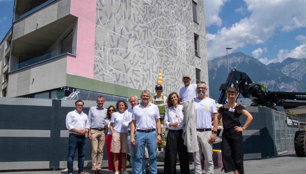 Im Rahmen des ersten Bridge Beat Festivals in Innsbruck begrüßten Bürgermeister Johannes Anzengruber (4. v. r.), der für Außenbeziehungen zuständige Vizebürgermeister Georg Willi (r.) sowie Magistratsdirektorin Gabriele Herlitschka (3. v. l.) die politischen VertreterInnen der Partnerstädte Freiburg, Krakau, Aalborg und Grenoble im Rathaus der Stadt Innsbruck. Zunächst erhielten die Gäste durch städtische Mitarbeitende einen umfassenden Einblick in die Tätigkeiten der Stadtverwaltung. Sie wurden über die alpin-urbane Stadtentwicklung, Partizipationsprozesse am Beispiel des Projekts COOLYMP sowie über den Kulturentwicklungsplan informiert. Im Anschluss ging es für die Delegationen zur Besichtigung zweier neuer Murals (Wandmalereien), die von einem lokalen und einem französischen Streetart-Künstler zum 60-jährigen Jubiläum der Städtepartnerschaft zwischen Innsbruck und Grenoble geschaffen wurden. Den Abschluss des ereignisreichen Tages bildete der Besuch des Bridge Beat Festivals in der Innsbrucker Maria-Theresien-Straße, wo die Delegierten einen musikalischen Abend genossen.