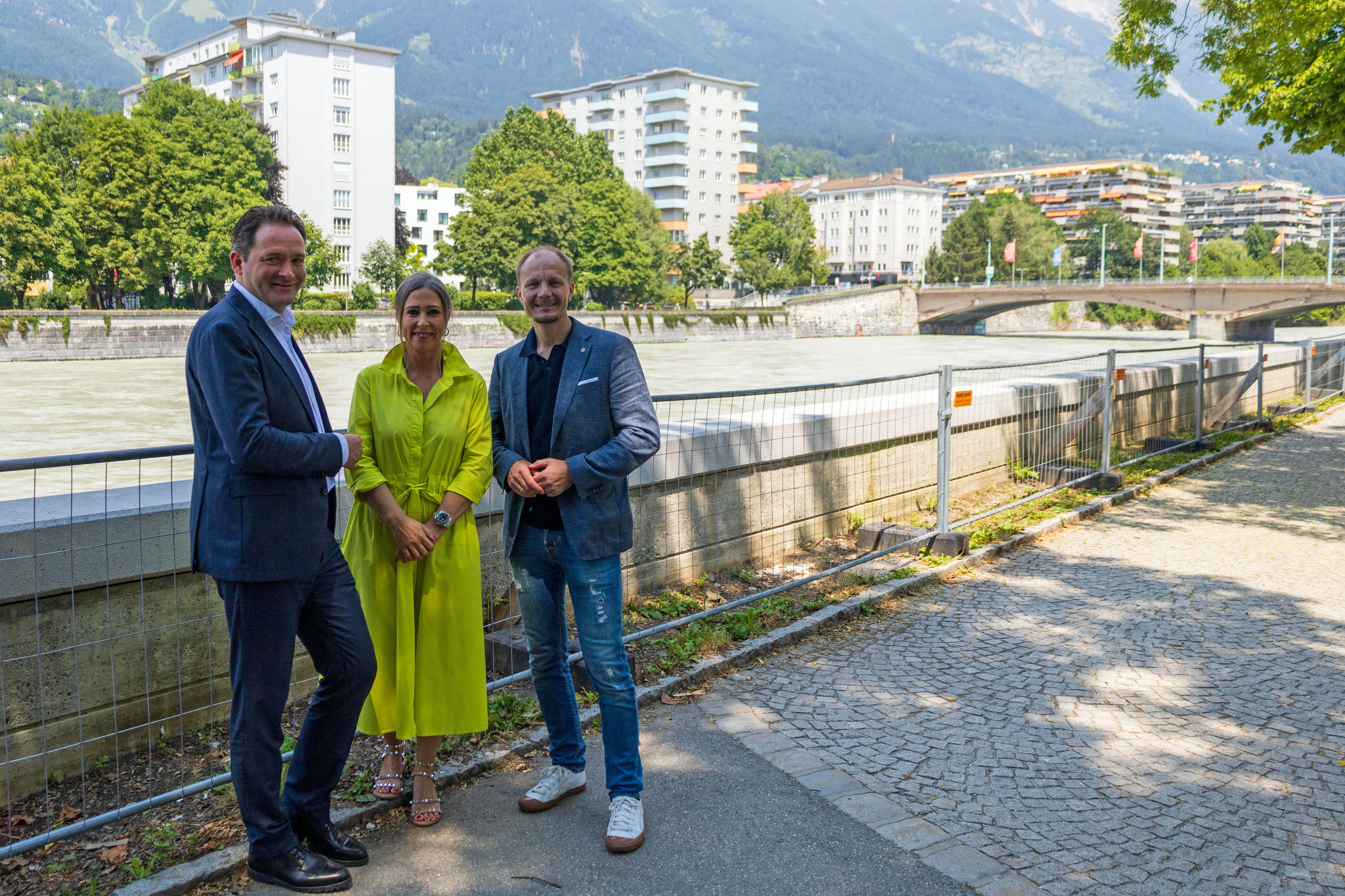 Bundesminister Norbert Totschnig (BMLFUW, l.) überzeugte sich mit Bürgermeister Johannes Anzengruber (r.) und Tiefbau-Stadträtin Mariella Lutz (m.) beim Besuch in Innsbruck von der erfolgreichen Sanierung des Hochwasserschutzes.