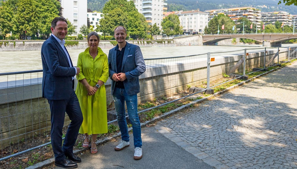 Bundesminister Norbert Totschnig (BMLFUW, l.) überzeugte sich mit Bürgermeister Johannes Anzengruber (r.) und Tiefbau-Stadträtin Mariella Lutz (m.) beim Besuch in Innsbruck von der erfolgreichen Sanierung des Hochwasserschutzes.
