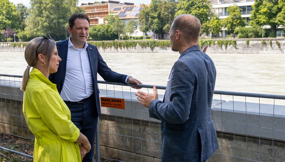 Bundesminister Norbert Totschnig (m.) im Gespräch mit Bürgermeister Johannes Anzengruber (r.) und Stadträtin Mariella Lutz (l.) vor Ort.