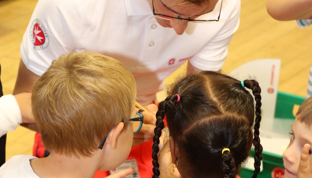 Zum 50. Geburtstag der Johanniter-Unfall-Hilfe Österreich veranstalten die Johanniter Tirol heuer Erste-Hilfe-Workshops in 50 Kindergartengruppen in insgesamt 20 Kindergärten in Innsbruck. Die 50 Kurse werden von der Stadt subventioniert, damit die Kinder kostenlos dabei sein können. Im Kindergarten Mitterweg (v.l.): Florian Vesely, Birgit Schallhart (Leitung Ausbildung Erste Hilfe), Franz Bittersam (GF Johanniter Tirol), Gemeinderat Benjamin Plach, Sigrun Wiesbauer (Bereichskoordinatorin, Amt für Kinder, Jugend und Generationen) und Monika Schwarz (Leitung KG Mitterweg). Mehr unter www.johanniter.at/tirol/aktuelles/detail/stadt-innsbruck-ermoeglicht-50-erste-hilfe-workshops-fuer-kindergaerten