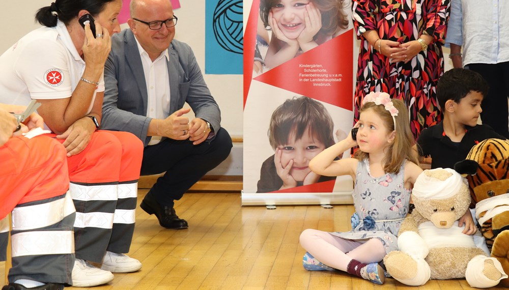 Zum 50. Geburtstag der Johanniter-Unfall-Hilfe Österreich veranstalten die Johanniter Tirol heuer Erste-Hilfe-Workshops in 50 Kindergartengruppen in insgesamt 20 Kindergärten in Innsbruck. Die 50 Kurse werden von der Stadt subventioniert, damit die Kinder kostenlos dabei sein können. Im Kindergarten Mitterweg (v.l.): Florian Vesely, Birgit Schallhart (Leitung Ausbildung Erste Hilfe), Franz Bittersam (GF Johanniter Tirol), Gemeinderat Benjamin Plach, Sigrun Wiesbauer (Bereichskoordinatorin, Amt für Kinder, Jugend und Generationen) und Monika Schwarz (Leitung KG Mitterweg). Mehr unter www.johanniter.at/tirol/aktuelles/detail/stadt-innsbruck-ermoeglicht-50-erste-hilfe-workshops-fuer-kindergaerten