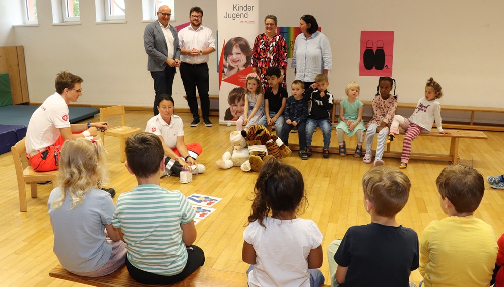 Zum 50. Geburtstag der Johanniter-Unfall-Hilfe Österreich veranstalten die Johanniter Tirol heuer Erste-Hilfe-Workshops in 50 Kindergartengruppen in insgesamt 20 Kindergärten in Innsbruck. Die 50 Kurse werden von der Stadt subventioniert, damit die Kinder kostenlos dabei sein können. Im Kindergarten Mitterweg (v.l.): Florian Vesely, Birgit Schallhart (Leitung Ausbildung Erste Hilfe), Franz Bittersam (GF Johanniter Tirol), Gemeinderat Benjamin Plach, Sigrun Wiesbauer (Bereichskoordinatorin, Amt für Kinder, Jugend und Generationen) und Monika Schwarz (Leitung KG Mitterweg). Mehr unter www.johanniter.at/tirol/aktuelles/detail/stadt-innsbruck-ermoeglicht-50-erste-hilfe-workshops-fuer-kindergaerten