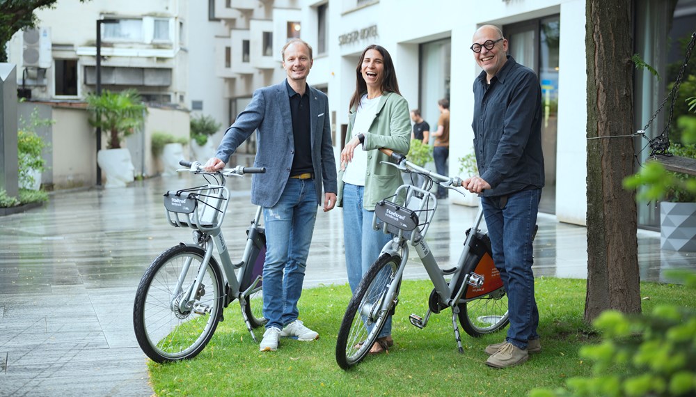 Fahrradbegeistert: IVB-Geschäftsführer Martin Baltes (re.) mit Bürgermeister Johannes Anzengruber und Mobilitätsstadträtin Janine Bex.