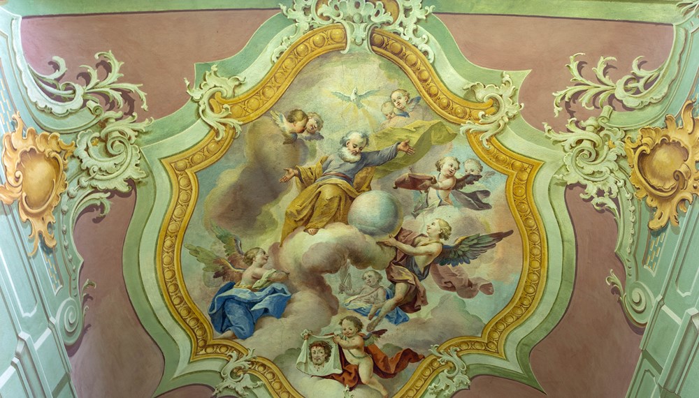 Im Inneren der Kapelle findet sich ein barockes Deckenfresko.
