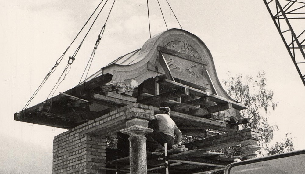 1975 wurde die Kranebitter Wegkapelle von einem Kran im Zuge des Ausbaus der Kranebitter Allee an ihren heutigen Standort versetzt.