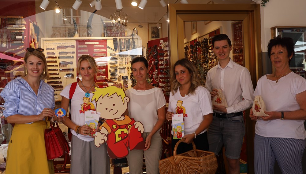 Vizebürgermeisterin Elisabeth Mayr (1. v.l.), Uschi Klee (1. v.r.) sowie die Geschäftsinhaber Sabine und Alexander Stastny mit Emily, Sophie und dem „Peterle“. Das Geschäft „Bürsten Stastny“ unter dem Goldenen Dachl ist Partner seit Beginn der Aktion im Jahr 2006.