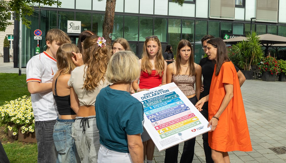 Mit der Kinder-Klima-Deklaration wenden sich junge Menschen erstmals direkt an die Politik. Die Kinderfreunde haben im Zuge ihrer aktuellen Klimaschutzkampagne „Retten wir die Welt“ über ihre Kinderbetreuungseinrichtungen sowie ehrenamtliche Ortsgruppen mehr als 2.000 Kinder und Jugendliche im Alter von drei bis achtzehn Jahren mittels kindgerechter Fragebögen befragt, welche Wünsche und Forderungen sie an die Politik bzw. die Gesellschaft zum Thema Klimaschutz haben. Die nun vorliegenden Ergebnisse wurden in einer Kinder-Klima-Deklaration festgehalten und auch an die Innsbrucker Stadtpolitik übergeben. Die für Stadtklima, Umwelt und Mobilität zuständige Stadträtin Janine Bex hat die Erklärung der Kinderfreunde Ortsgruppe Pradl-Amras entgegengenommen. Im Anschluss tauschten sich die Kinder und Jugendlichen sowie das Betreuungsteam der Kinderfreunde über klimarelevante Zukunftsthemen und Problemlösungen in der Landeshauptstadt aus.
