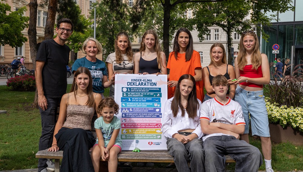 Mit der Kinder-Klima-Deklaration wenden sich junge Menschen erstmals direkt an die Politik. Die Kinderfreunde haben im Zuge ihrer aktuellen Klimaschutzkampagne „Retten wir die Welt“ über ihre Kinderbetreuungseinrichtungen sowie ehrenamtliche Ortsgruppen mehr als 2.000 Kinder und Jugendliche im Alter von drei bis achtzehn Jahren mittels kindgerechter Fragebögen befragt, welche Wünsche und Forderungen sie an die Politik bzw. die Gesellschaft zum Thema Klimaschutz haben. Die nun vorliegenden Ergebnisse wurden in einer Kinder-Klima-Deklaration festgehalten und auch an die Innsbrucker Stadtpolitik übergeben. Die für Stadtklima, Umwelt und Mobilität zuständige Stadträtin Janine Bex hat die Erklärung der Kinderfreunde Ortsgruppe Pradl-Amras entgegengenommen. Im Anschluss tauschten sich die Kinder und Jugendlichen sowie das Betreuungsteam der Kinderfreunde über klimarelevante Zukunftsthemen und Problemlösungen in der Landeshauptstadt aus.