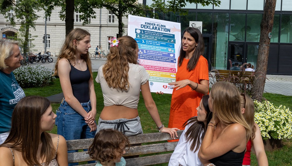 Mit der Kinder-Klima-Deklaration wenden sich junge Menschen erstmals direkt an die Politik. Die Kinderfreunde haben im Zuge ihrer aktuellen Klimaschutzkampagne „Retten wir die Welt“ über ihre Kinderbetreuungseinrichtungen sowie ehrenamtliche Ortsgruppen mehr als 2.000 Kinder und Jugendliche im Alter von drei bis achtzehn Jahren mittels kindgerechter Fragebögen befragt, welche Wünsche und Forderungen sie an die Politik bzw. die Gesellschaft zum Thema Klimaschutz haben. Die nun vorliegenden Ergebnisse wurden in einer Kinder-Klima-Deklaration festgehalten und auch an die Innsbrucker Stadtpolitik übergeben. Die für Stadtklima, Umwelt und Mobilität zuständige Stadträtin Janine Bex hat die Erklärung der Kinderfreunde Ortsgruppe Pradl-Amras entgegengenommen. Im Anschluss tauschten sich die Kinder und Jugendlichen sowie das Betreuungsteam der Kinderfreunde über klimarelevante Zukunftsthemen und Problemlösungen in der Landeshauptstadt aus.