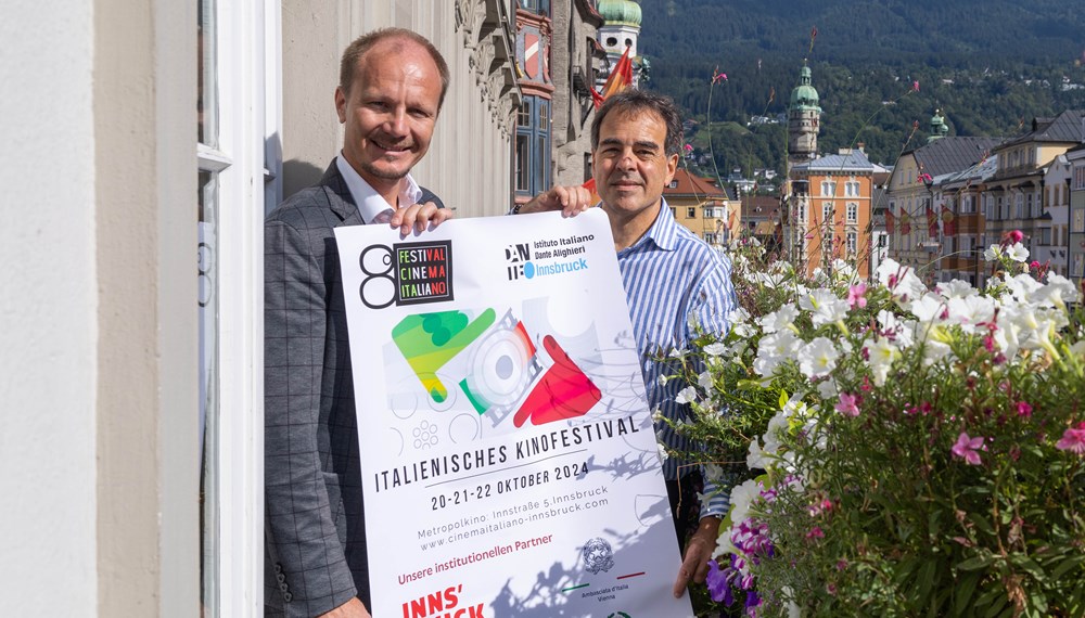 Kino-Begeisterte dürfen sich wieder auf ein Highlight freuen: von 20. bis 22. Oktober findet das Italienische Kinofestival im Metropol statt. Bürgermeister Johannes Anzengruber (l.) freut sich über die bereits achte Auflage und gratulierte Piero Salituri, dem Präsidenten des Istituto Italiano Dante Alighieri in Innsbruck, zum gelungenen Programm. Mehr Informationen dazu unter: www.cinemaitaliano-innsbruck.com