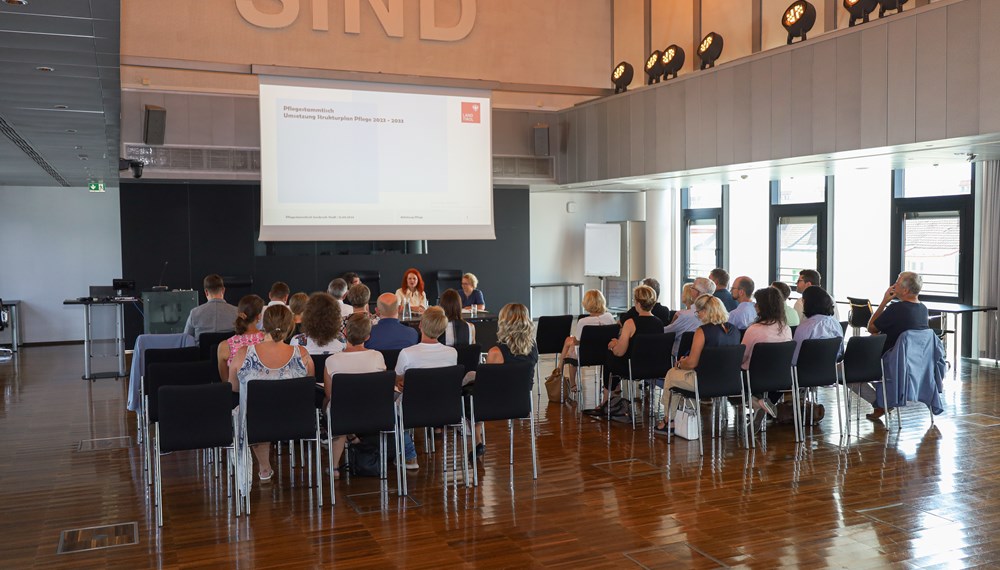 Das Land Tirol hält zusammen mit der Abteilung Pflege und der Stabstelle Strukturentwicklung Pflege am Landesinstitut für Integrierte Versorgung in jedem Tiroler Bezirk einen Pflegestammtisch ab. Dabei tauschen sich ExpertInnen mit VertreterInnen der Politik rund ums Thema „Pflege“ aus. Der Pflegestammtisch für Innsbruck wurde am 12. August 2024 im Plenarsaal des Innsbrucker Rathauses von Landesrätin Cornelia Hagele abgehalten. Der Bürgermeister der Stadt Innsbruck, Johannes Anzengruber, und der ressortzuständige Vizebürgermeister Georg Willi waren ebenfalls anwesend und beteiligten sich an der regen Diskussion. Inhaltlich wurden die Themen Kurz- und Langzeitpflege, die Unterstützung bei der familiären Pflege, die angespannte Personalsituation und mögliche gemeinsame Lösungsansätze mit den ExpertInnen aus der Praxis debattiert.