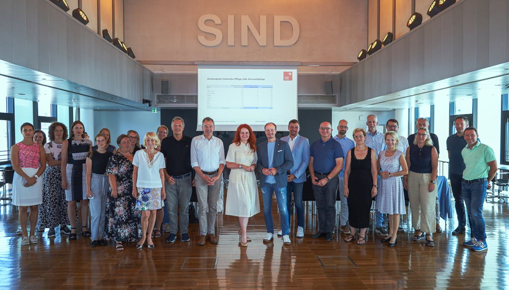 Das Land Tirol hält zusammen mit der Abteilung Pflege und der Stabstelle Strukturentwicklung Pflege am Landesinstitut für Integrierte Versorgung in jedem Tiroler Bezirk einen Pflegestammtisch ab. Dabei tauschen sich ExpertInnen mit VertreterInnen der Politik rund ums Thema „Pflege“ aus. Der Pflegestammtisch für Innsbruck wurde am 12. August 2024 im Plenarsaal des Innsbrucker Rathauses von Landesrätin Cornelia Hagele abgehalten. Der Bürgermeister der Stadt Innsbruck, Johannes Anzengruber, und der ressortzuständige Vizebürgermeister Georg Willi waren ebenfalls anwesend und beteiligten sich an der regen Diskussion. Inhaltlich wurden die Themen Kurz- und Langzeitpflege, die Unterstützung bei der familiären Pflege, die angespannte Personalsituation und mögliche gemeinsame Lösungsansätze mit den ExpertInnen aus der Praxis debattiert.