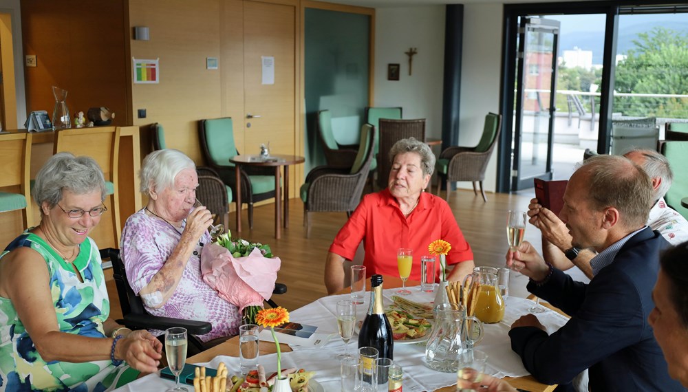 Bürgermeister Johannes Anzengruber überbrachte Frau Herza im Heim St. Vinzenz die besten Glückwünsche und stieß mit ihr zum 103. Geburtstag an.