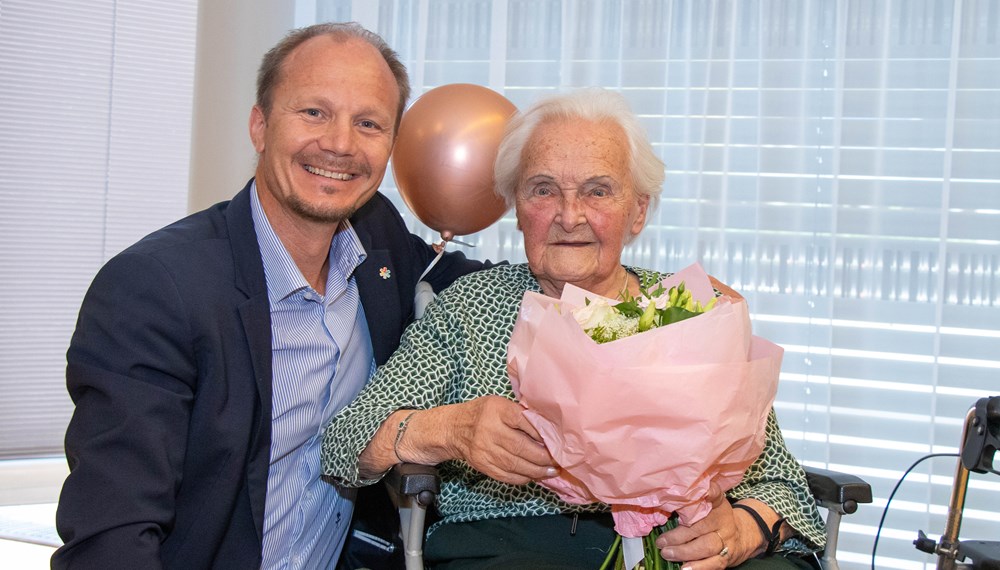 Im Wohnheim Lohbach tauschten sich Innsbrucks Stadtoberhaupt und die rüstige Seniorin über ihr bewegtes Leben aus.