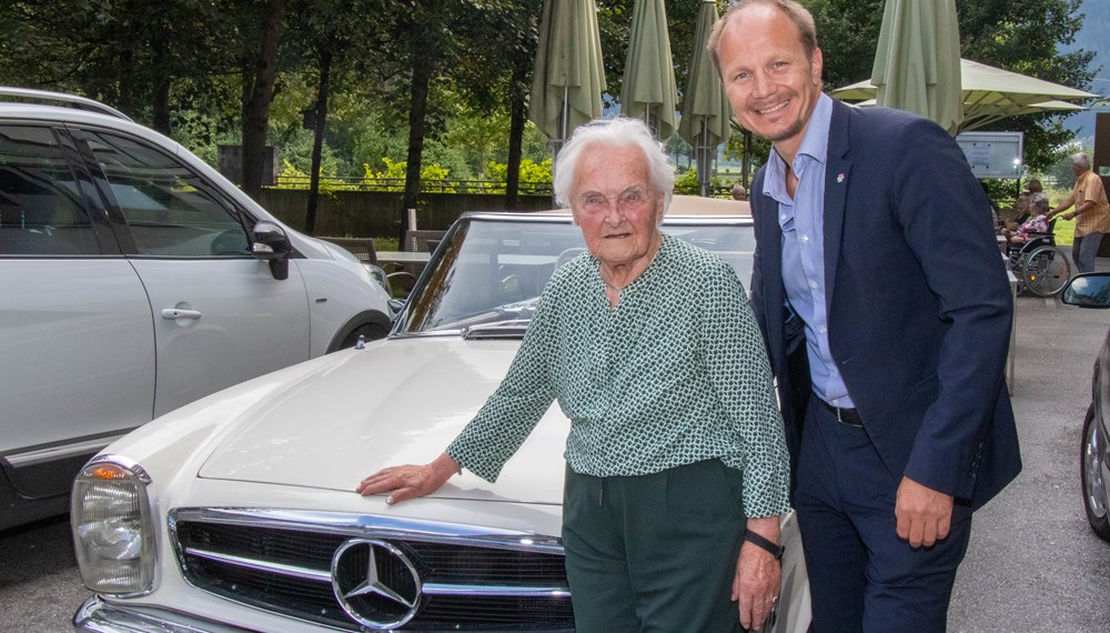 Große Freude bei Jubilarin Erika Rauter: Ein Erinnerungsfoto mit Bürgermeister Johannes Anzengruber vor ihrem alten Mercedes, Baujahr 1969.