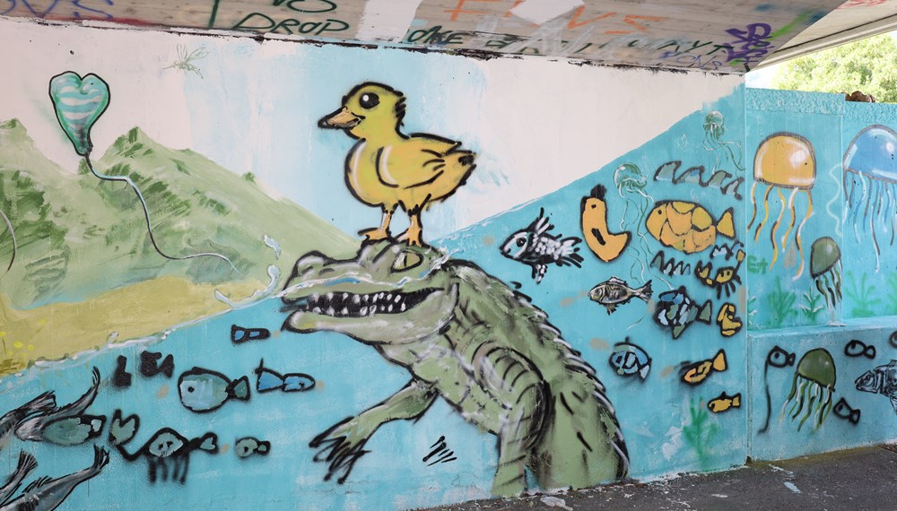 Im Street Art-Workshop entstehen bunte Murals (Wandmalereien) - wie hier beim Workshop im Juli 2023.