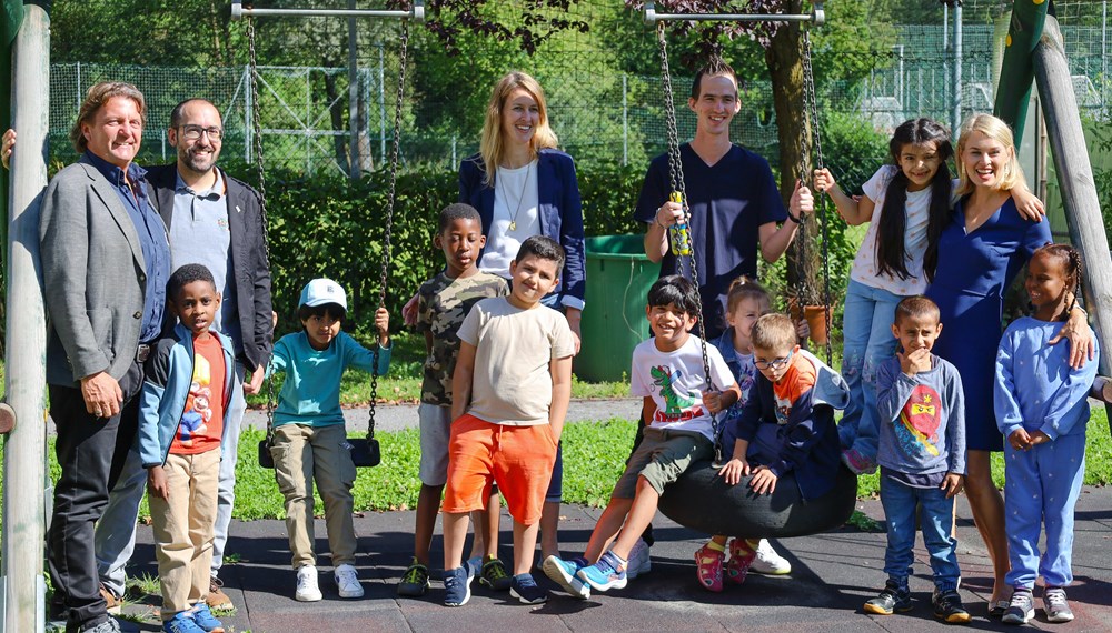 Gemeinsam für einen erfolgreichen Einstieg in die Schule (v.l.): Die Kinder des Kurses „Deutsch im Sommer“ im Kindergarten Hötting-West mit Arnold Gratl (Stv. Landesleiter JRK Tirol), Alexander Sulzenbacher (Leiter JRK-Lernhilfe), Projektleiterin Vero Wörndle und Vizebürgermeisterin Elisabeth Mayr.