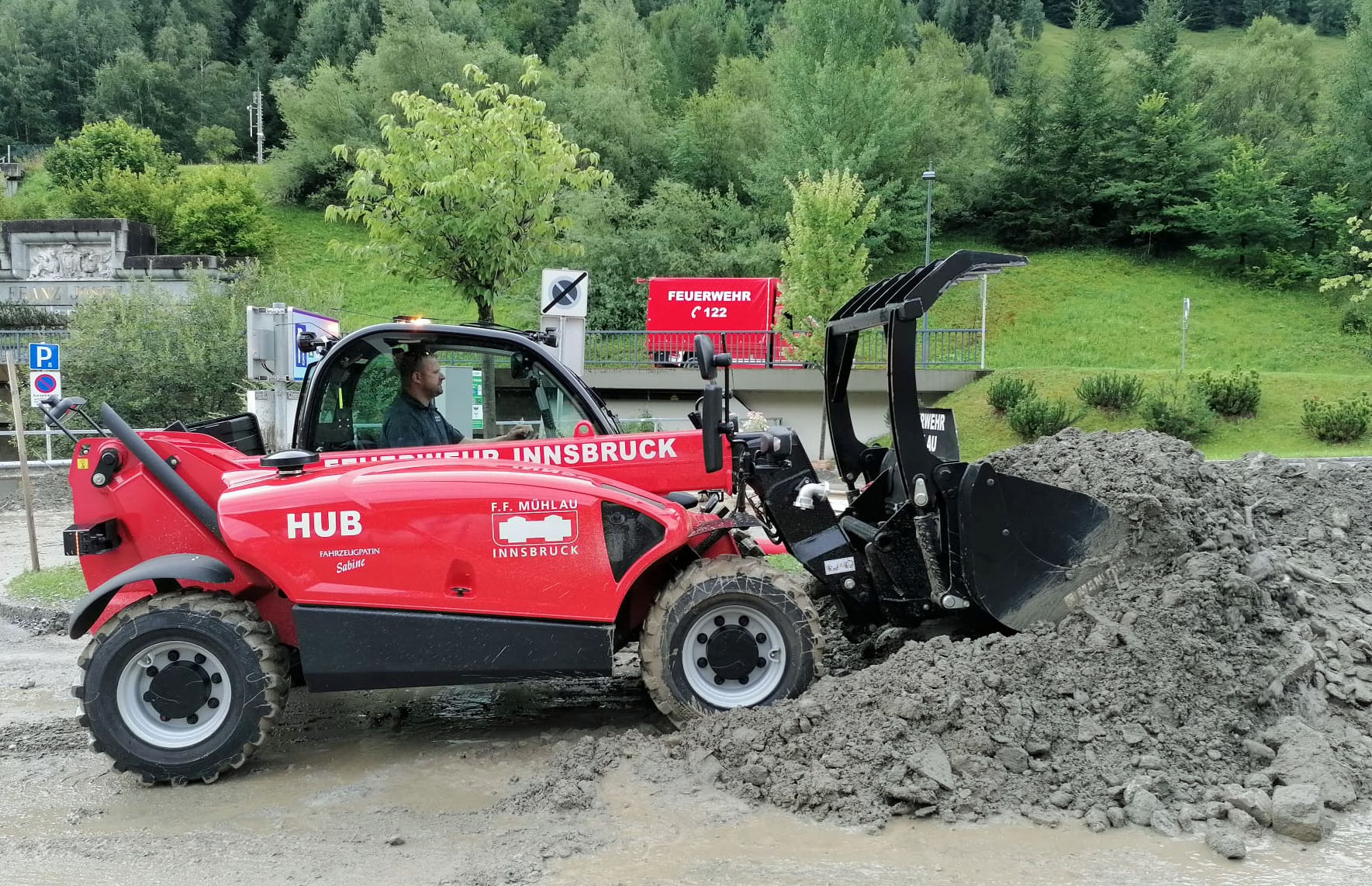 Das Manipulationsgerät HUB der Feuerwehr Mühlau erwies sich als gutes Mittel zur Räumung.