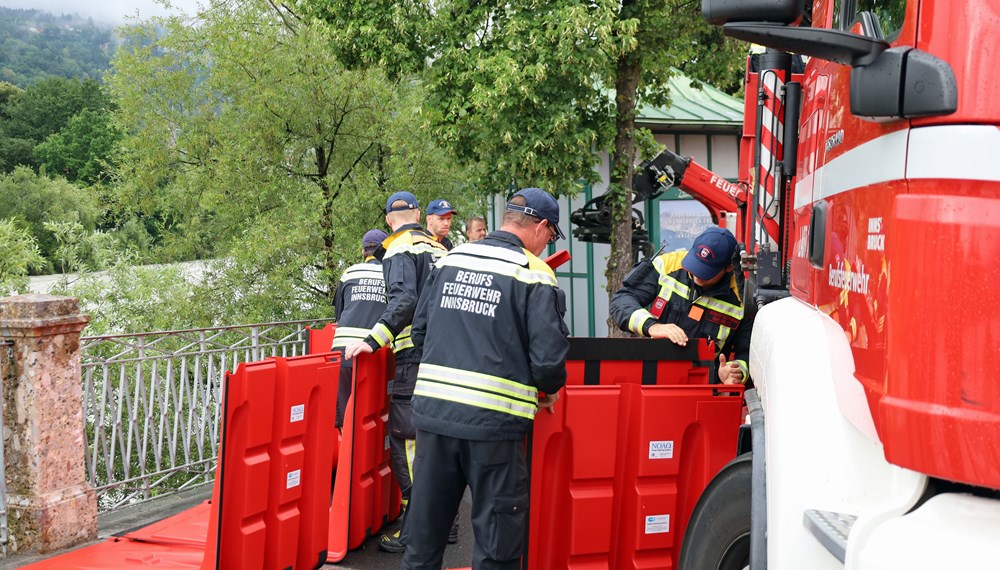 Der neue mobile Hochwasserschutz der Feuerwehr Innsbruck bei einer Übung in der Altstadt.