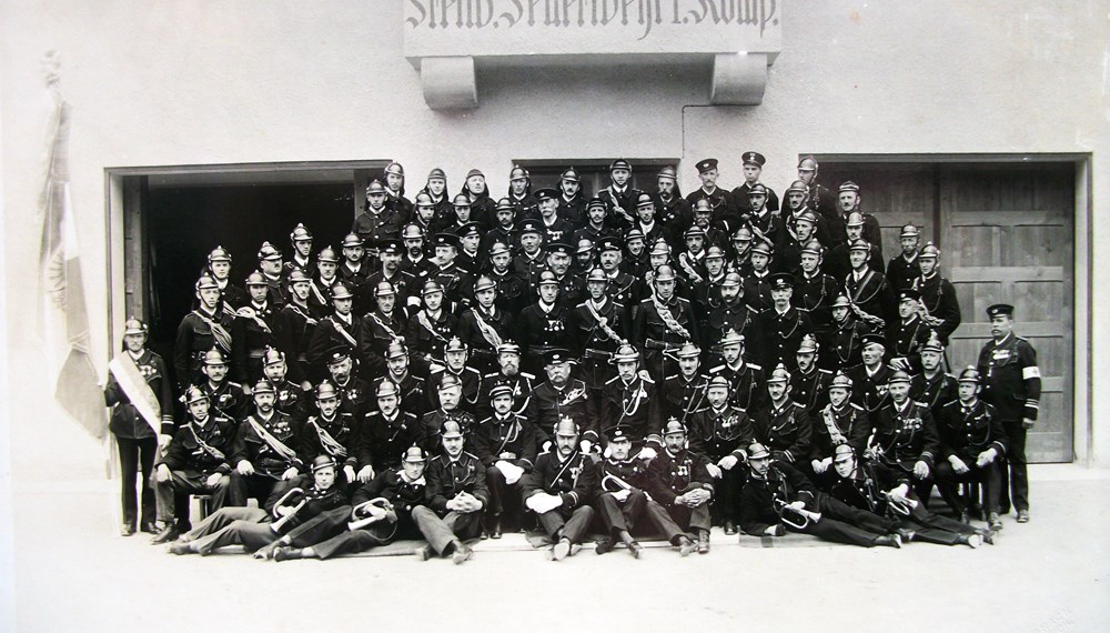 Foto um ca. 1930: 1. und 2. Kompanie der FF Hötting vor dem neu errichteten Feuerwehr-Haus der 1. Kompanie
