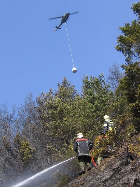 Löschtrupp der FF Hötting im sehr exponierten Gelände beim Waldbrand am Klammeck zu Ostern 2009