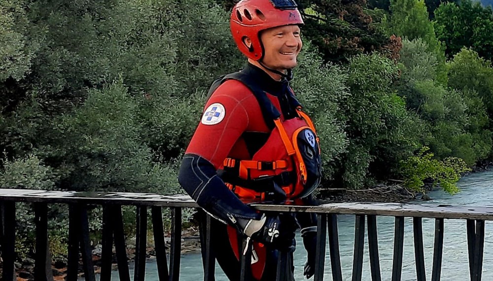Bei einer beeindruckenden Trainingseinheit der Innsbrucker Wasserrettung stürzten sich 22 Rettungskräfte in die Herausforderungen des schmelzwasserführenden, reißenden Inns. Dabei standen nicht nur Sprünge von den Innbrücken auf dem Programm, sondern auch das Üben von Rettungstechniken sowie Fahrten mit dem neuen Jetski der Wasserrettung. Mitten im Geschehen: Innsbrucks Bürgermeister Johannes Anzengruber, der an dieser Übung teilnahm. „Dank des neuen Jetskis ist unsere Wasserrettung binnen kürzester Zeit am Einsatzort. Gerade bei Wasserunfällen zählt jede Sekunde. Bei der Trainingseinheit konnte ich mich von der beeindruckenden Leistungsfähigkeit dieses ausschließlich ehrenamtlich tätigen Teams überzeugen“, berichtete Anzengruber. Das Stadtoberhaupt testete die Leistungsstärke des neuen Rettungsfahrzeugs selbst auf dem Inn. Mit einer Maximalgeschwindigkeit von 110 km/h ermöglicht der Jetski schnelle Rettungseinsätze. Bereits seit rund 20 Jahren setzen die Tiroler am Inn erfolgreich auf diese Technik, und allein in diesem Jahr gab es schon 60 Einsätze.