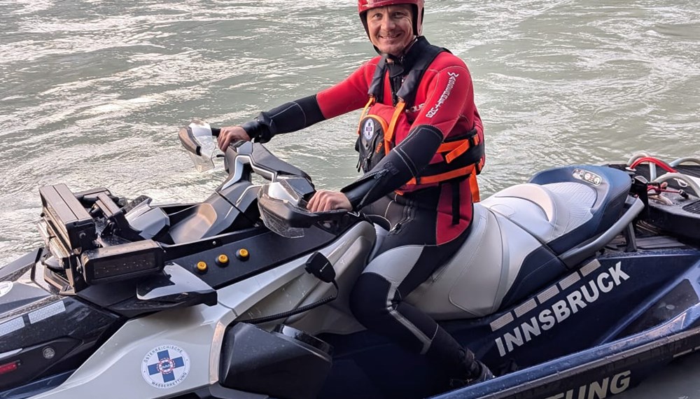 Bei einer beeindruckenden Trainingseinheit der Innsbrucker Wasserrettung stürzten sich 22 Rettungskräfte in die Herausforderungen des schmelzwasserführenden, reißenden Inns. Dabei standen nicht nur Sprünge von den Innbrücken auf dem Programm, sondern auch das Üben von Rettungstechniken sowie Fahrten mit dem neuen Jetski der Wasserrettung. Mitten im Geschehen: Innsbrucks Bürgermeister Johannes Anzengruber, der an dieser Übung teilnahm. „Dank des neuen Jetskis ist unsere Wasserrettung binnen kürzester Zeit am Einsatzort. Gerade bei Wasserunfällen zählt jede Sekunde. Bei der Trainingseinheit konnte ich mich von der beeindruckenden Leistungsfähigkeit dieses ausschließlich ehrenamtlich tätigen Teams überzeugen“, berichtete Anzengruber. Das Stadtoberhaupt testete die Leistungsstärke des neuen Rettungsfahrzeugs selbst auf dem Inn. Mit einer Maximalgeschwindigkeit von 110 km/h ermöglicht der Jetski schnelle Rettungseinsätze. Bereits seit rund 20 Jahren setzen die Tiroler am Inn erfolgreich auf diese Technik, und allein in diesem Jahr gab es schon 60 Einsätze.