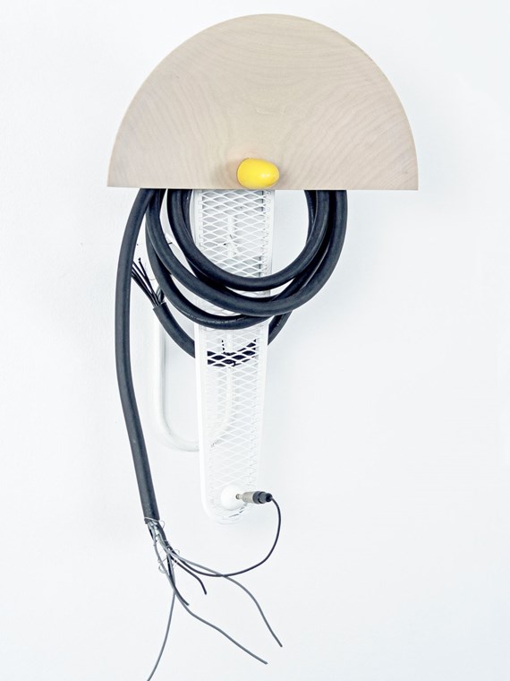Die Ausstellung widmet sich der Obsession von Kabeln, elektromagnetischen Feldern und wie diese den Körper im Alltag beeinflussen.