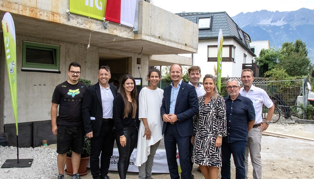 v.l.n.r.: Bauleiter Florian Stolz (Bodner Bau), IIG-Geschäftsführer Franz Danler, Bauausschuss-Vorsitzende Julia Payr, Stadträtin Janine Bex, Bürgermeister Johannes Anzengruber, Gemeinderat Mario Dallaserra, Stadträtin Mariella Lutz, Architekt Manfred Gsottbauer und Gemeinderat Franz Jirka vor dem Rohbau des neuen Wohngebäudes in der Pradler Wiesengasse.