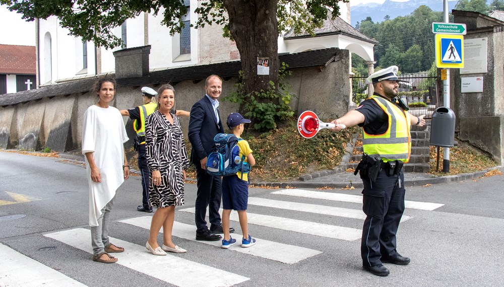 Bürgermeister Johannes Anzengruber sowie die Stadträtinnen Janine Bex (l.) und Mariella Lutz freuen sich über die zahlreichen Verbesserungen rund um die Schulwegsicherheit.