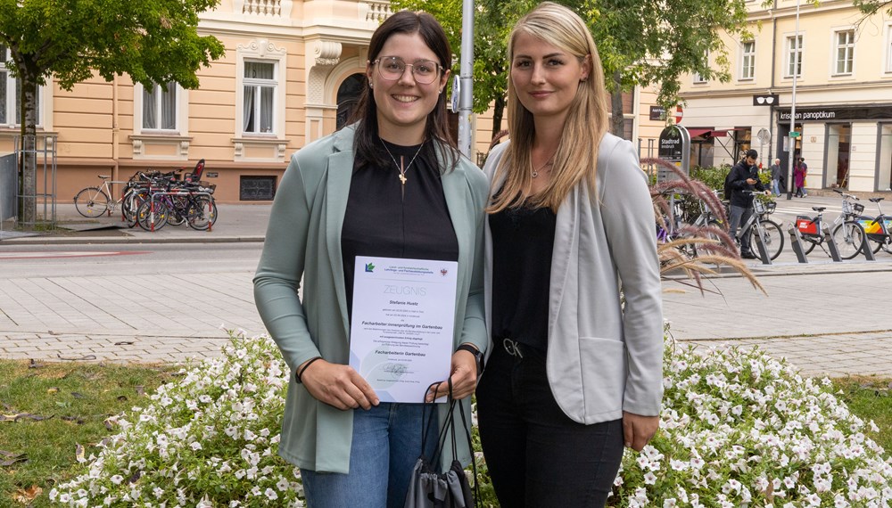 Stefanie Huetz ist seit Januar 2022 als Bedienstete im Stadtmagistrat Innsbruck beschäftigt und setzt ihre Fähigkeiten in der Stadtgärtnerei ein. Zuvor schloss sie ihre Lehre als Floristin erfolgreich ab und entschied sich, ihre berufliche Laufbahn weiterzuentwickeln, indem sie eine zusätzliche Lehrausbildung im Bereich Gartenbau absolvierte. Anfang September konnte die 21-Jährige ihre Fachprüfung im Gartenbau mit Auszeichnung bestehen. Zu diesem herausragenden Erfolg gratulierten ihr Bürgermeister Johannes Anzengruber, Personalamtsleiterin Milka Peraic-Rasic (l.) ihre Ausbilderin Ramona Prinoth (r.) sowie die Lehrlingsbeauftragte der Stadt Innsbruck, Sabine Floßmann, herzlich.