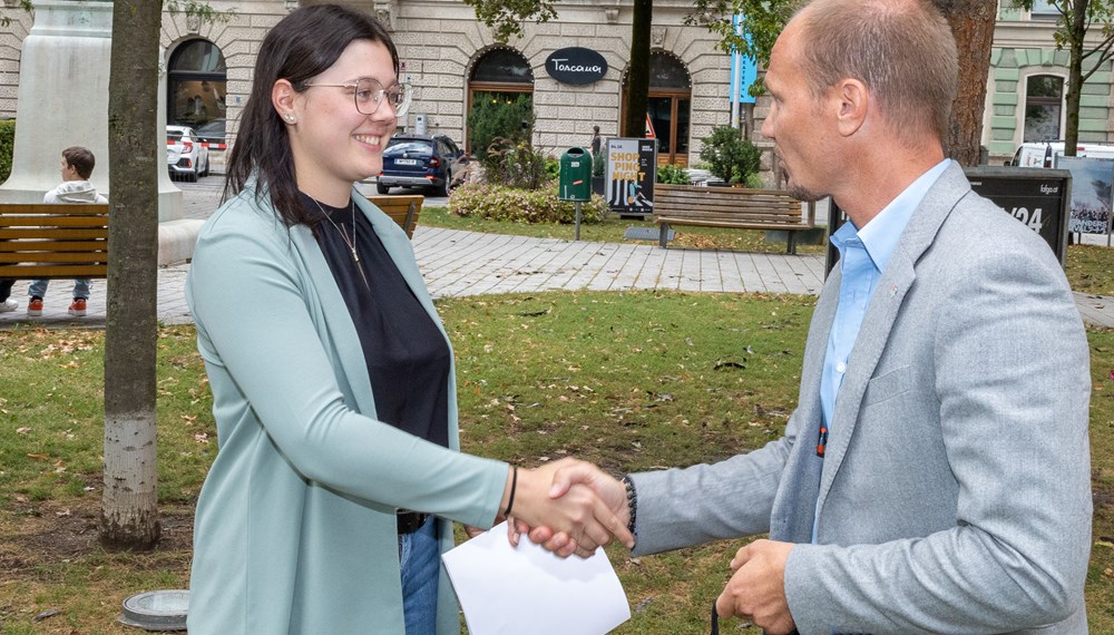 Stefanie Huetz ist seit Januar 2022 als Bedienstete im Stadtmagistrat Innsbruck beschäftigt und setzt ihre Fähigkeiten in der Stadtgärtnerei ein. Zuvor schloss sie ihre Lehre als Floristin erfolgreich ab und entschied sich, ihre berufliche Laufbahn weiterzuentwickeln, indem sie eine zusätzliche Lehrausbildung im Bereich Gartenbau absolvierte. Anfang September konnte die 21-Jährige ihre Fachprüfung im Gartenbau mit Auszeichnung bestehen. Zu diesem herausragenden Erfolg gratulierten ihr Bürgermeister Johannes Anzengruber, Personalamtsleiterin Milka Peraic-Rasic (l.) ihre Ausbilderin Ramona Prinoth (r.) sowie die Lehrlingsbeauftragte der Stadt Innsbruck, Sabine Floßmann, herzlich.