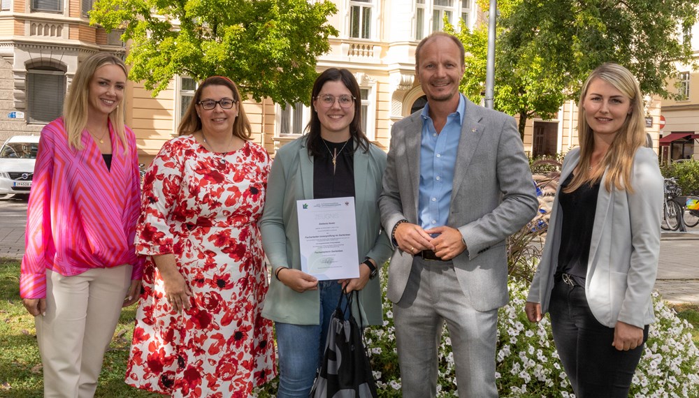 Stefanie Huetz ist seit Januar 2022 als Bedienstete im Stadtmagistrat Innsbruck beschäftigt und setzt ihre Fähigkeiten in der Stadtgärtnerei ein. Zuvor schloss sie ihre Lehre als Floristin erfolgreich ab und entschied sich, ihre berufliche Laufbahn weiterzuentwickeln, indem sie eine zusätzliche Lehrausbildung im Bereich Gartenbau absolvierte. Anfang September konnte die 21-Jährige ihre Fachprüfung im Gartenbau mit Auszeichnung bestehen. Zu diesem herausragenden Erfolg gratulierten ihr Bürgermeister Johannes Anzengruber, Personalamtsleiterin Milka Peraic-Rasic (l.) ihre Ausbilderin Ramona Prinoth (r.) sowie die Lehrlingsbeauftragte der Stadt Innsbruck, Sabine Floßmann, herzlich.